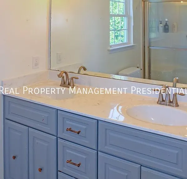 455 Phillips Ln — Photo 16
