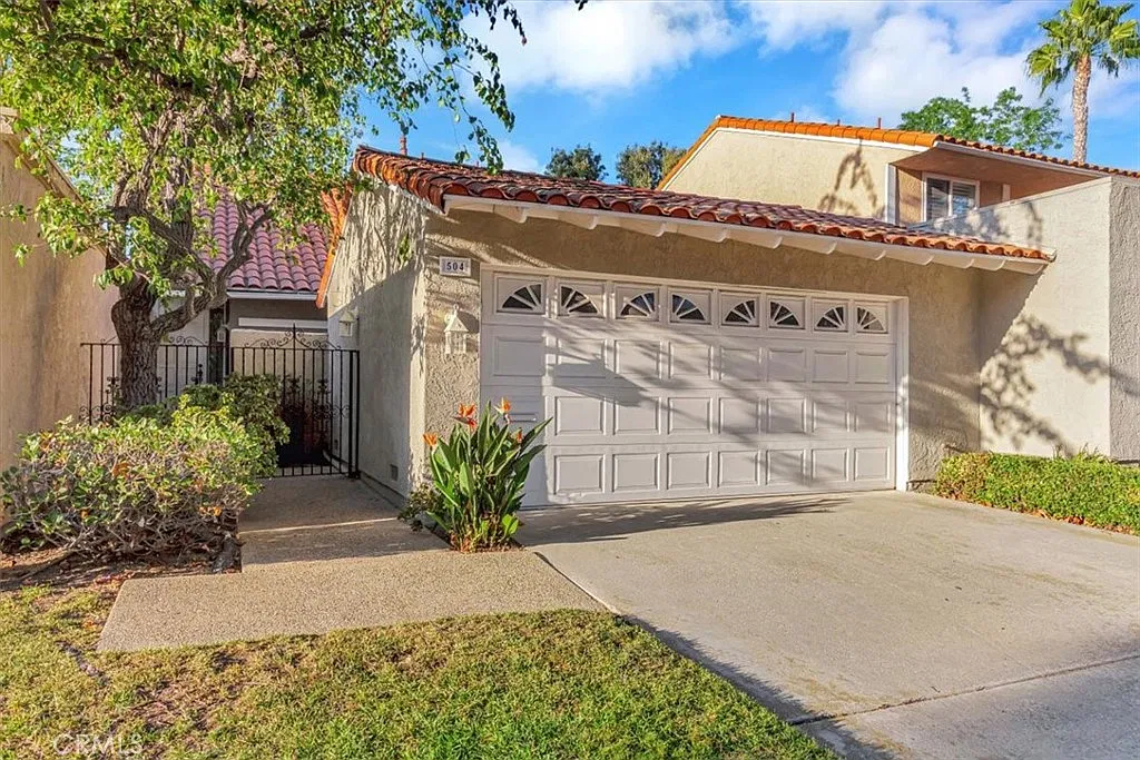 3 bed, 2.5 bath, 1793 sqft, $5,800 — Photo 1