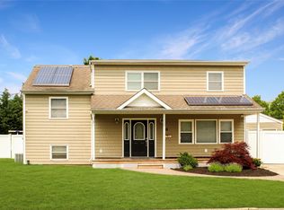 6 Robinhood Dr, East Islip, NY 11730