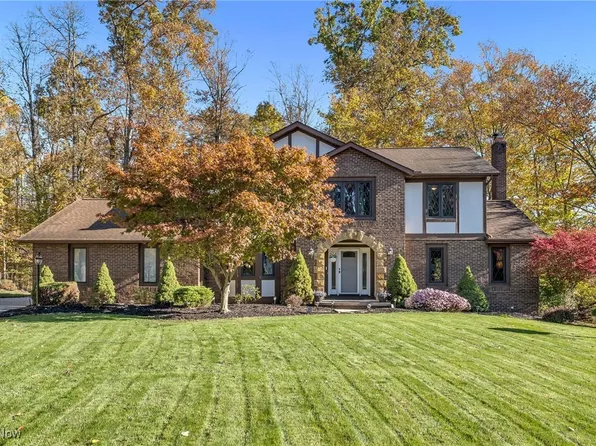 10066 Gatewood Dr, Brecksville, OH 44141