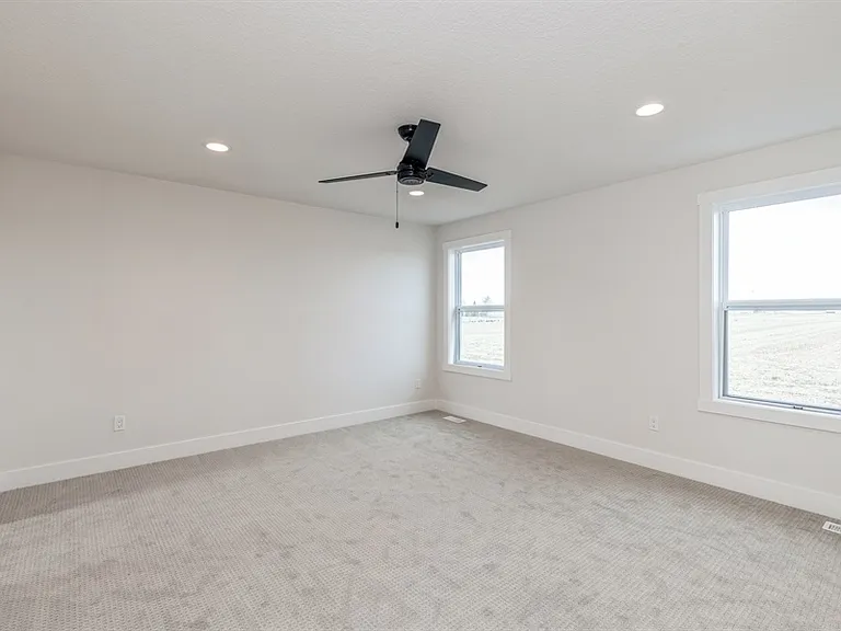 915 Henryson St — Photo 13