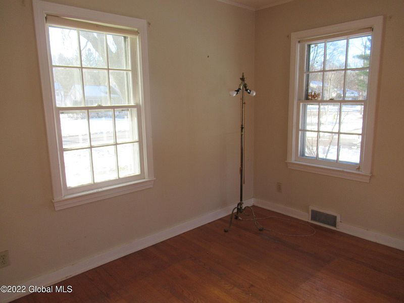 5th image of 816 Sanders Avenue