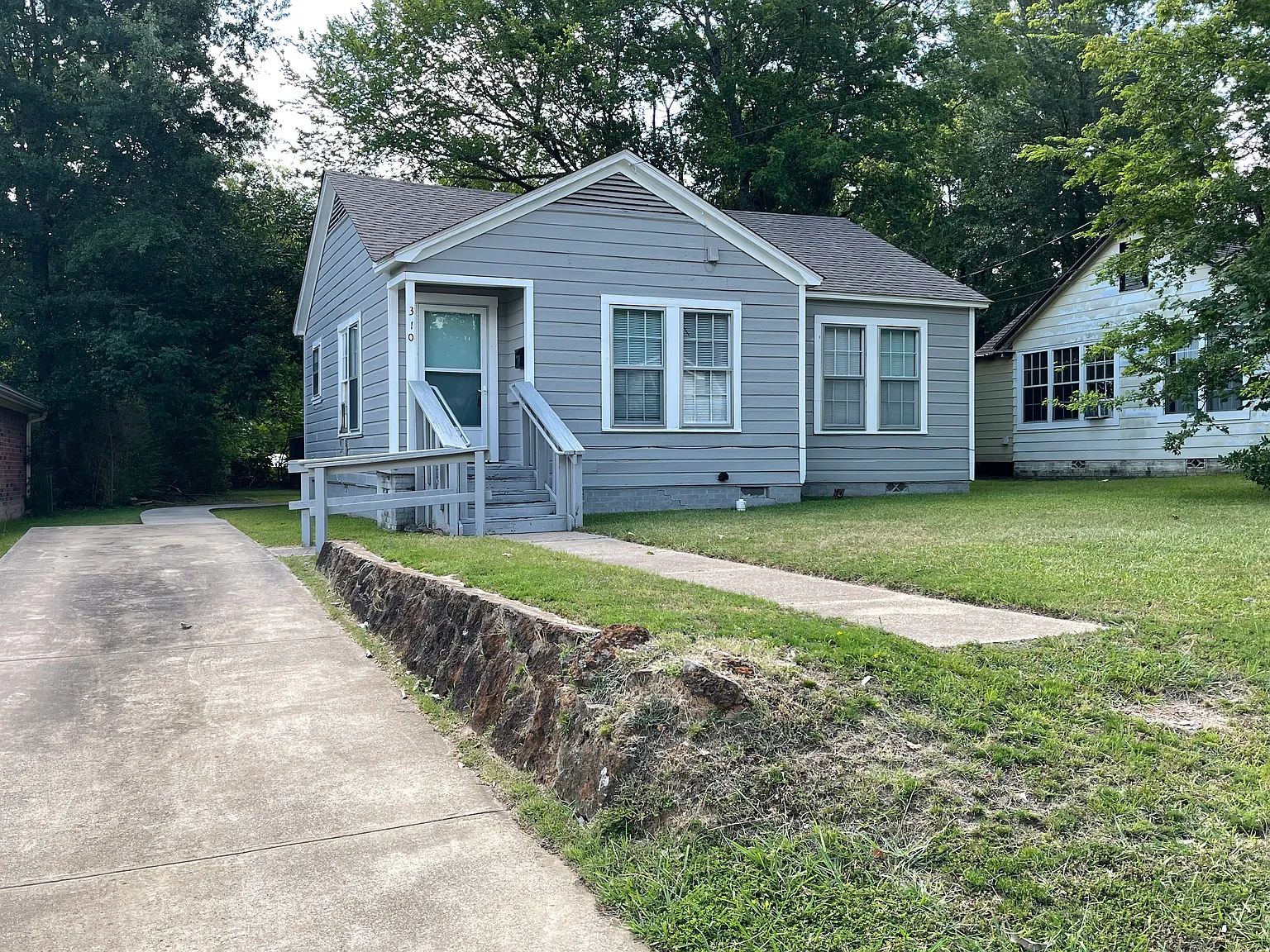 2 bed, 819 sqft, $1,200 — Photo 2