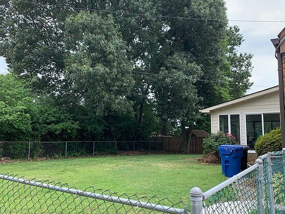 Fenced in back yard, Corner lot.