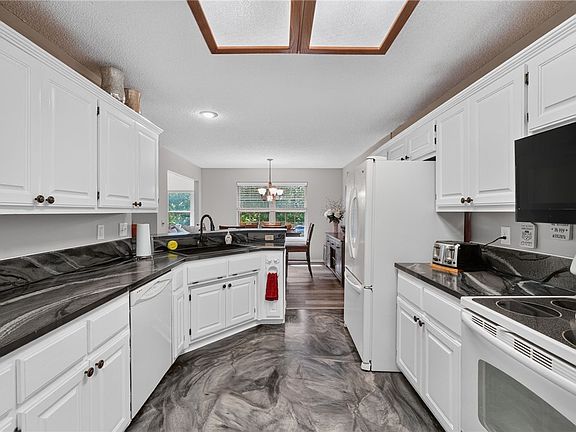 2nd image of 7 Congleton Cir