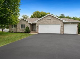 9337 River View Trl, Roscoe, IL 61073