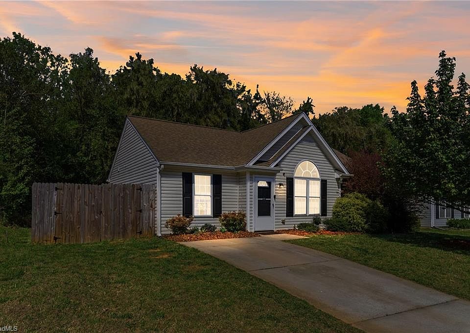 1st image of 11 Franklinwood Dr
