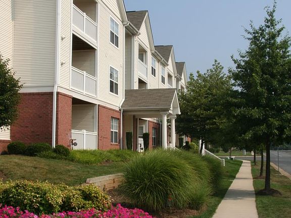 4th image of 43001 Thoroughgood Dr #302