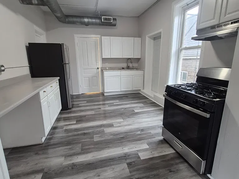 2219 S Oakley Ave #1F — Photo 2