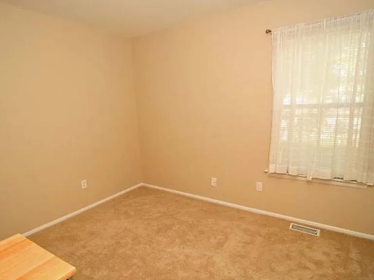 157 Woodbury Rd — Photo 10