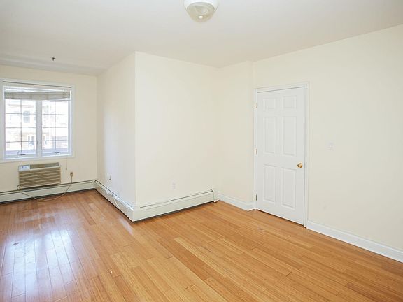 4th image of 13532 Coolidge Ave #5