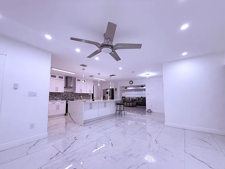 1557 Robinson Dr N — Photo 8