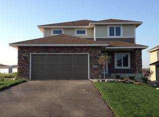 1455 Mills Dr, Chanhassen, MN 55317