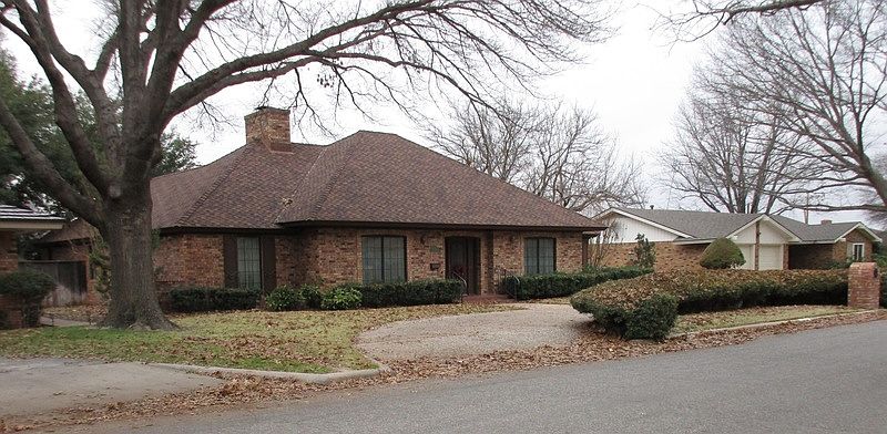 1st image of 2622 Oaklawn Dr