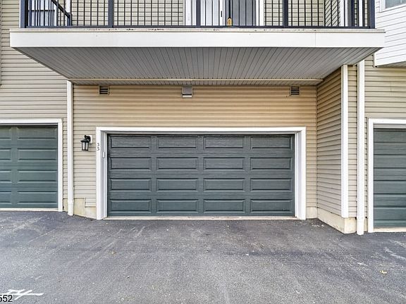 3rd image of 33 Four Oaks Road