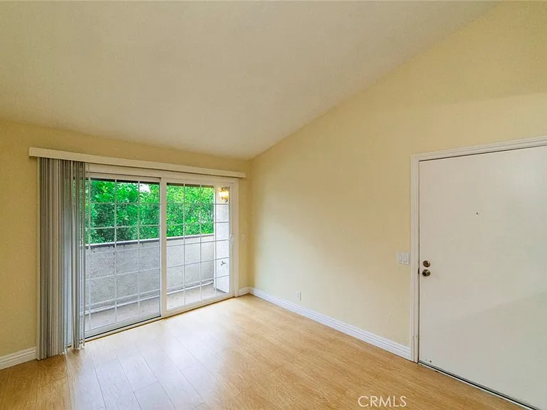 26212 E Sanz — Photo 2