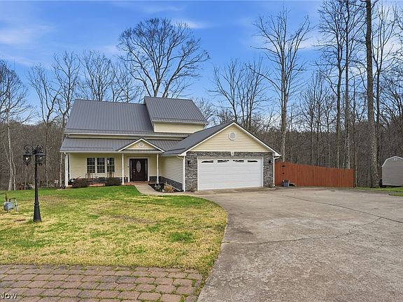 3rd image of 40 Cory Dr