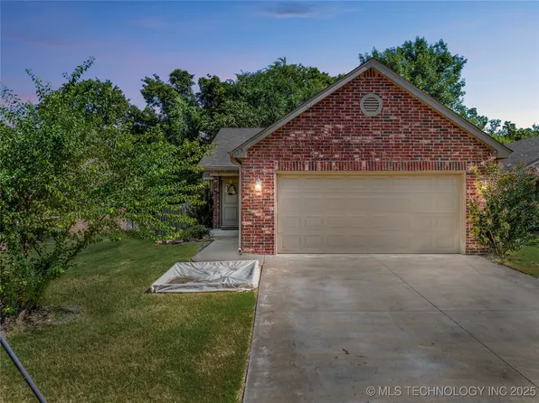 413 E Birch St, Coweta, OK 74429