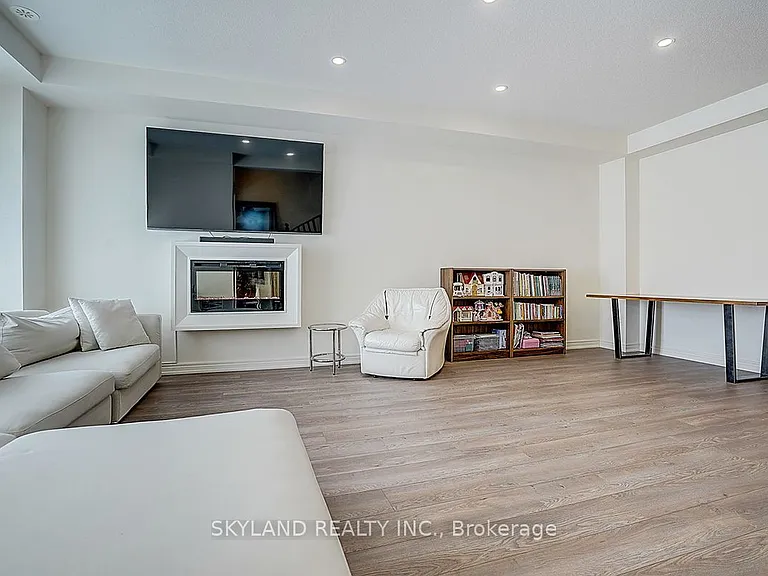 459 Dundas St E — Photo 8