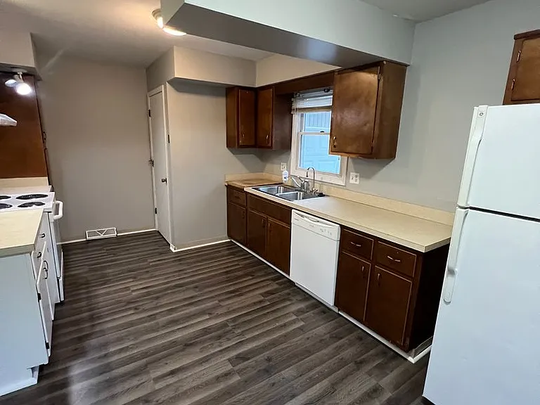 728 Meadowview Ln — Photo 12