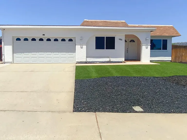 586 Augusta Dr — Photo 1
