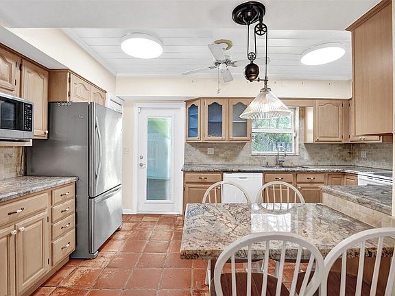 4th image of 720 E Country Club Circle
