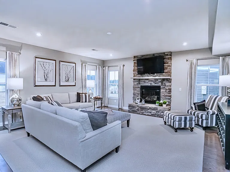 212 Spokane Dr — Photo 2