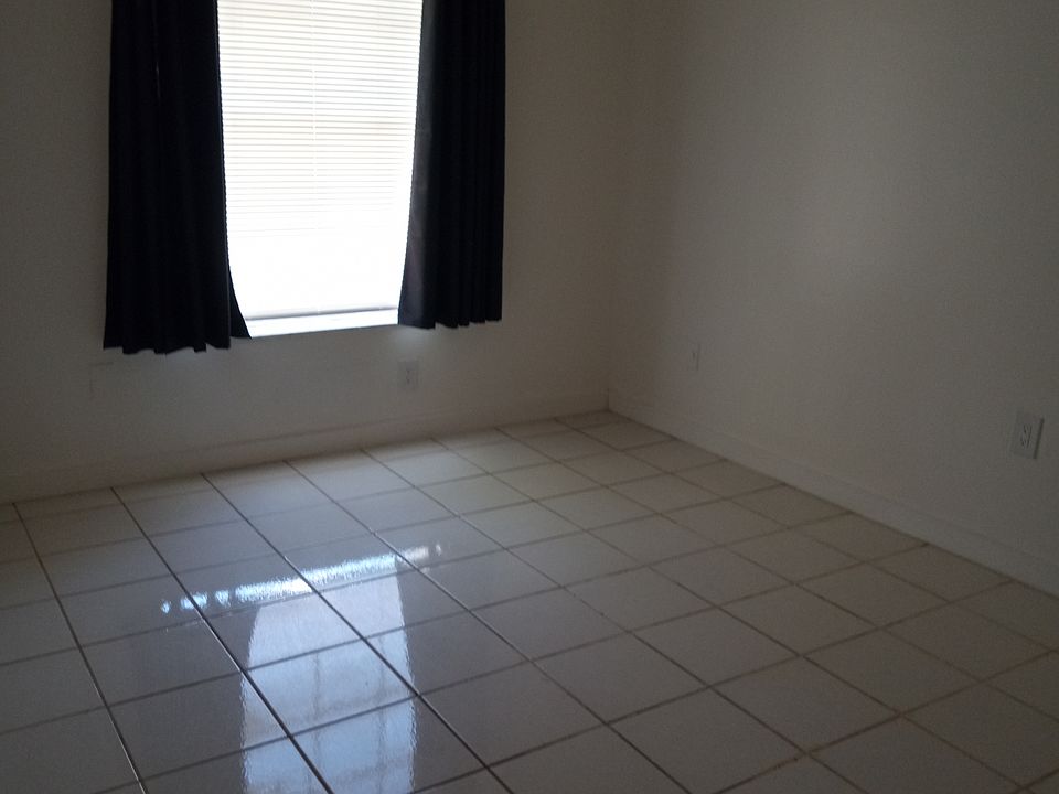 Unfurnished bedroom