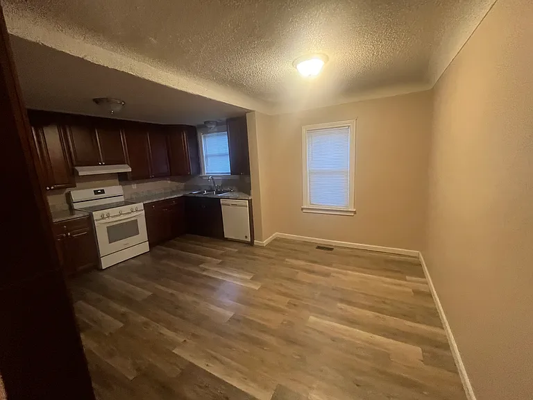 27320 Collingwood St — Photo 9