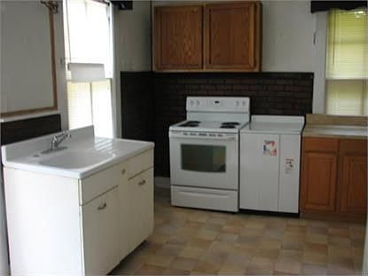 3rd image of 1002 Maryville Pike
