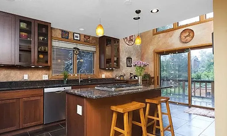 1020 Oakdale Pl — Photo 1