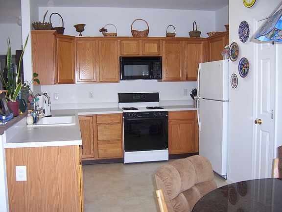eat-in kitchen, opens to family room