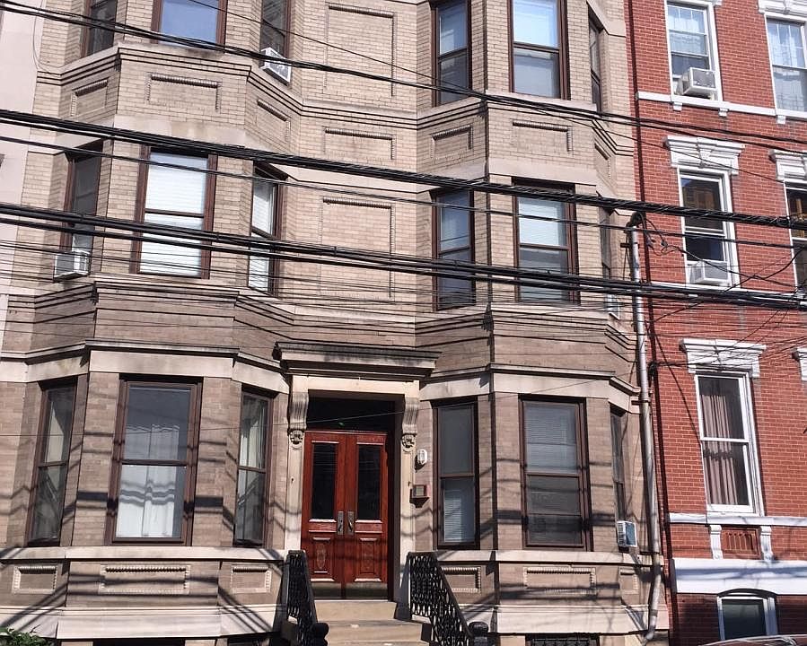 1st image of 906 Willow Ave APT 3