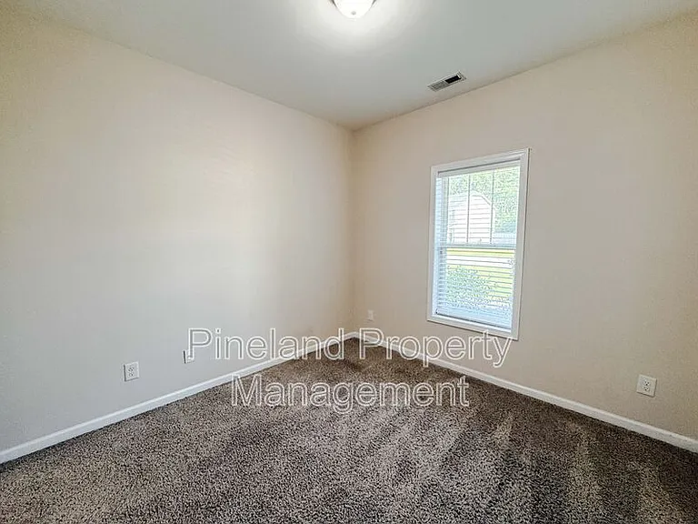 728 Roanoke Dr — Photo 15