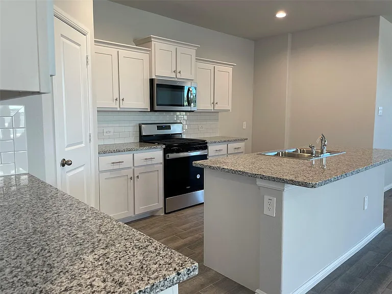 8521 Centerboard Ln — Photo 3