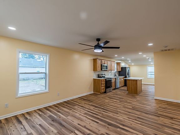 5th image of 807 Maple Ct