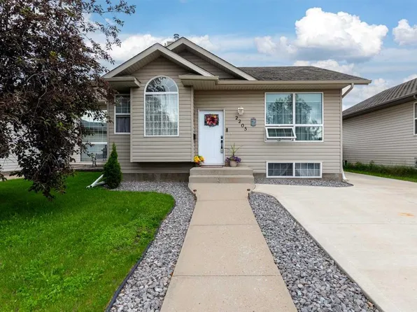 2205 W 51st Ave, Lloydminster, AB T9V 3H4