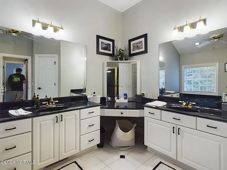 4 McQueen Pl — Photo 20