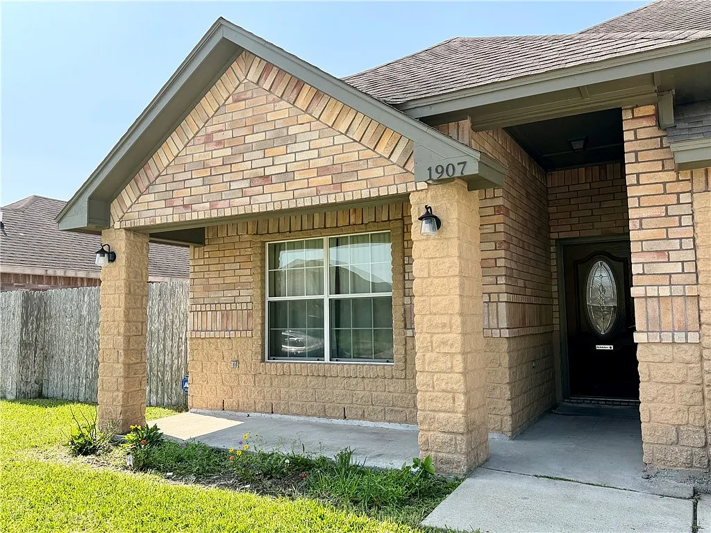 3 bed, 3.0 bath, 1627 sqft, $2,000 — Photo 2