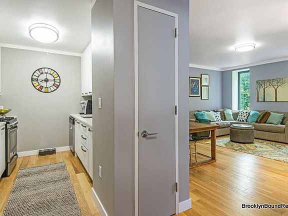 3rd image of 8 Vanderbilt Ave APT 2B