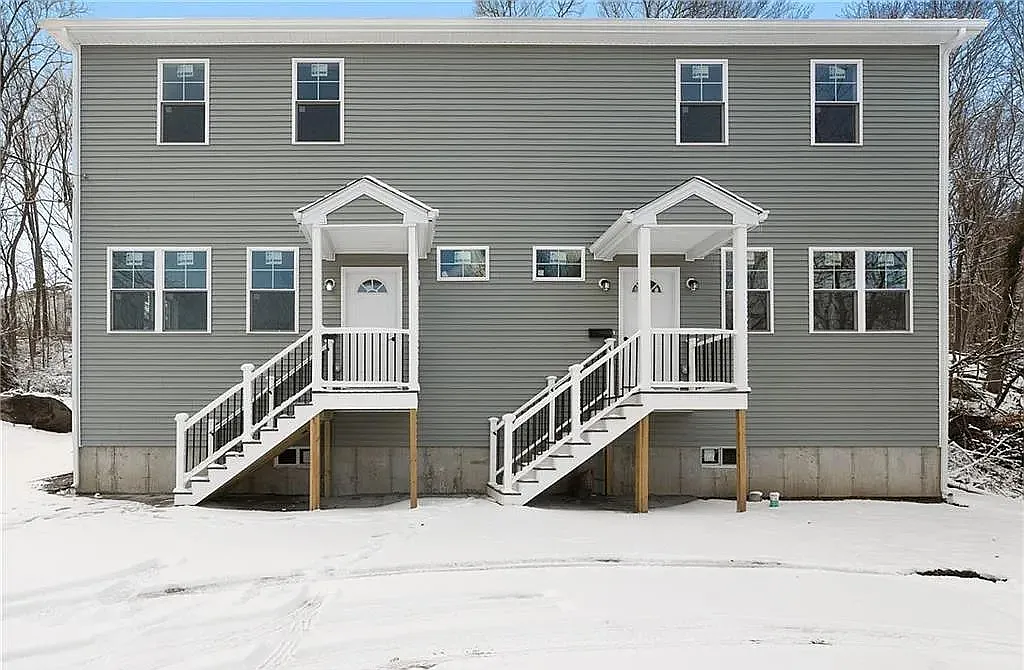 3 bed, 1.5 bath, 2400 sqft, $3,200 — Photo 3