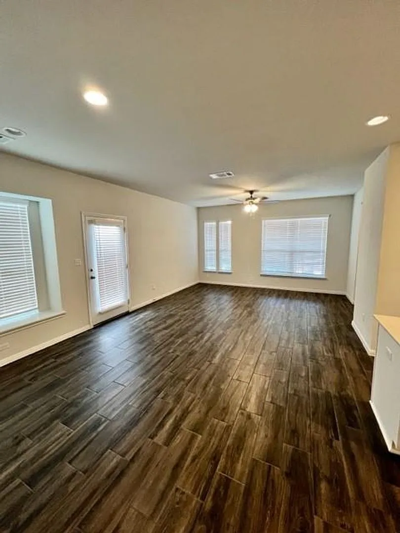 Beautiful Free standing Single Story Sorrento Condominium Home 3-2 with 2 car Garage / Pflugerville — Photo 2