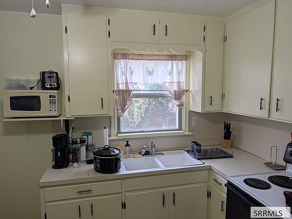 3rd image of 404 E Pine St