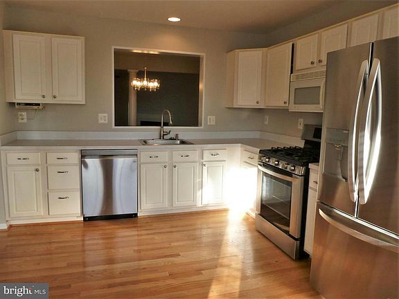 4th image of 512 Kalmia Sq NE