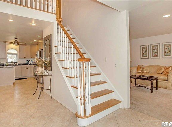 2nd image of 10 Oxford Dr