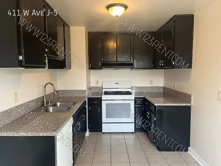 411 W Avenue J #5 — Photo 6