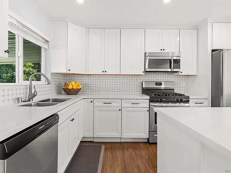 6252 Alderley St — Photo 4