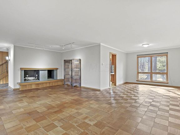 3rd image of 477 E Dominion Blvd