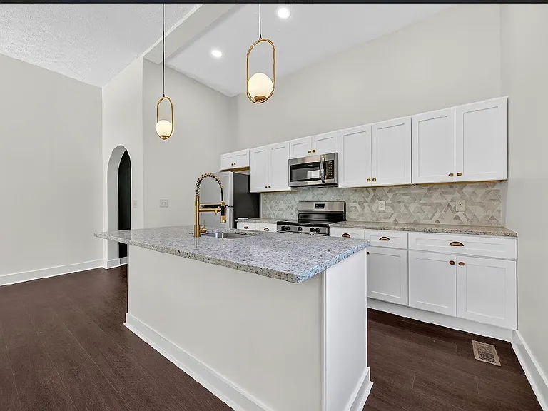 2807 Beacon Ave — Photo 7