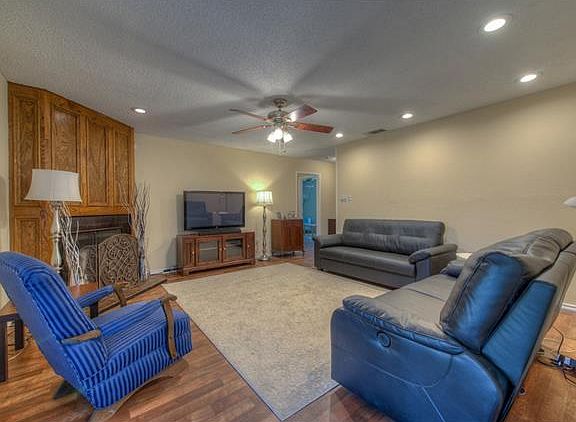 4th image of 1302 Barrington Dr